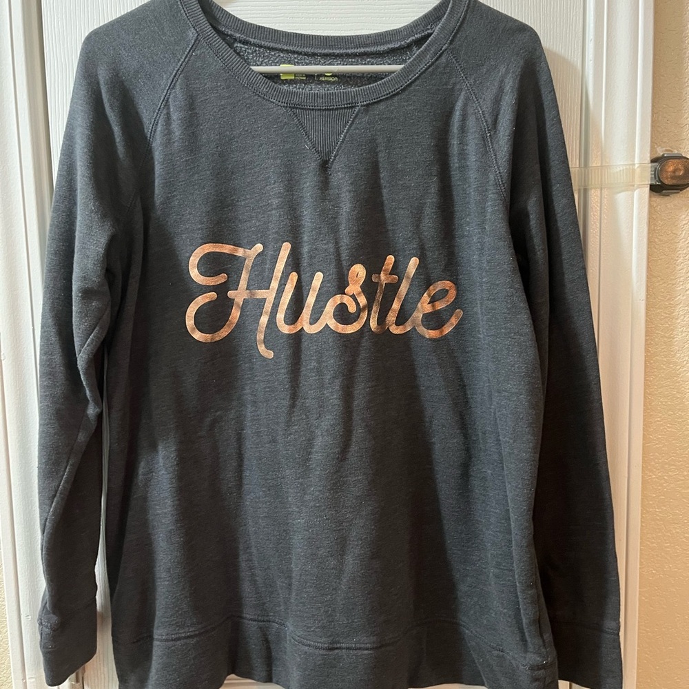 Gray Sweatshirt with 'Hustle' Graphic